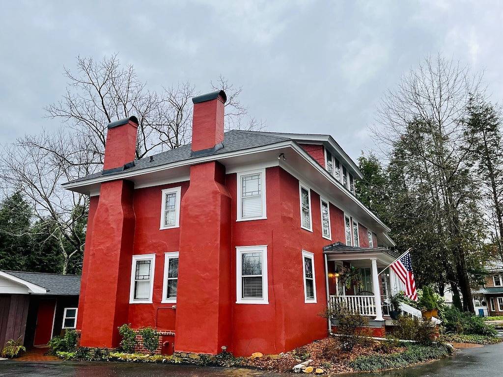 Cottage 1 block from Main St. on historic property. in Brevard, Transylvania County