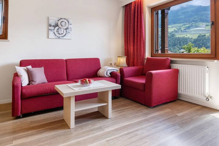 Ganze Wohnung, Ferienwohnung 'Christine 1' mit Bergblick, Gemeinschaftspool und Wi-Fi in Riffian, Passeiertal