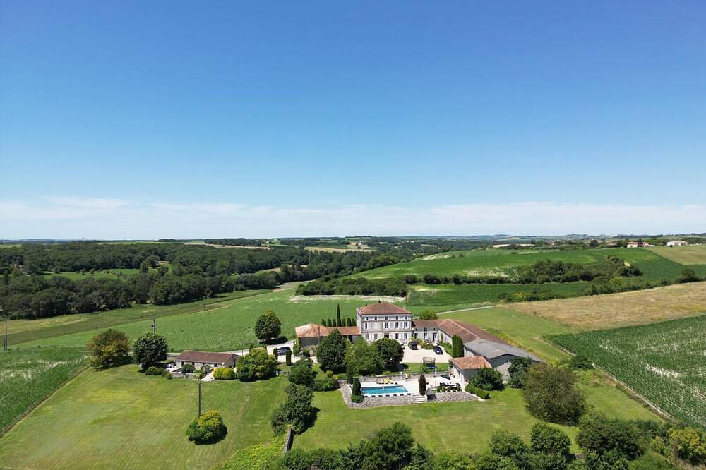 Elegant Manoir and Gite in a peaceful location - perfect for large families in Bessac, Charente