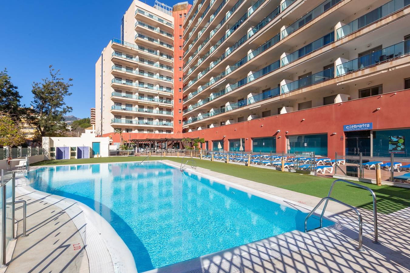 Entire apartment, Holiday Apartment "Luxury Apartment 100 m Beach" with Pool, Private Terrace & Wi-Fi in Benalmádena Costa, Benalmádena