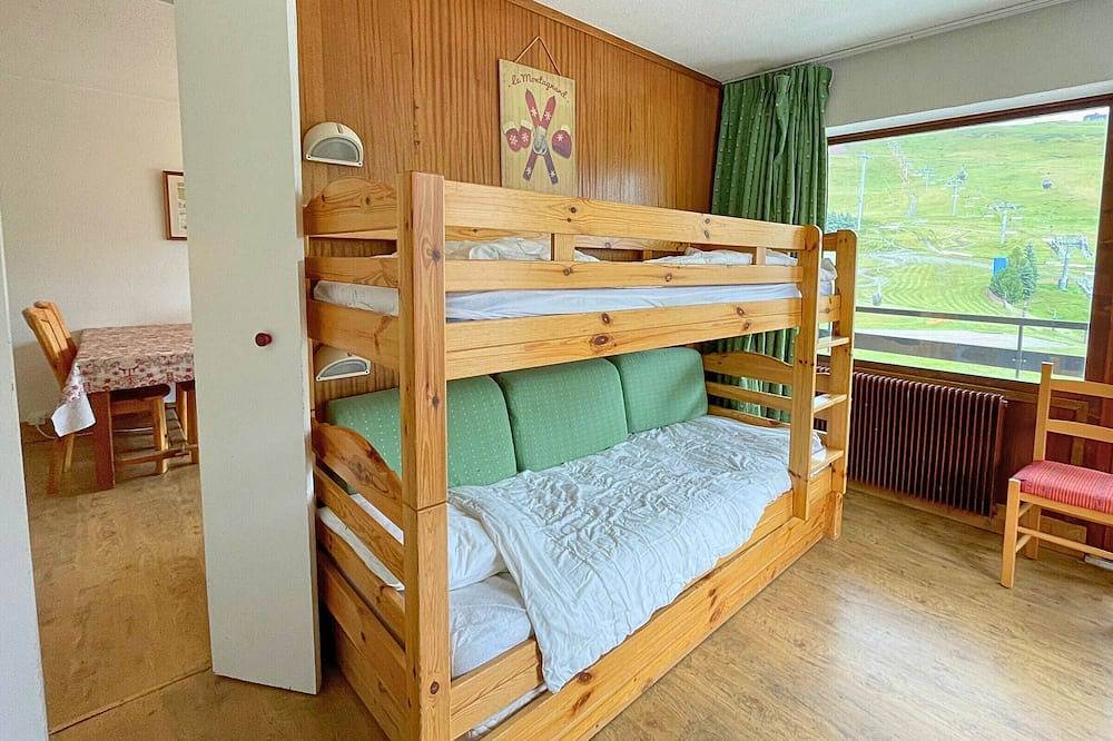 Entire apartment, Ski-in/Ski-out Apartment for 5 with Balcony, Near Amenities in La Croisette, Les Menuires in Les Menuires, Saint-Martin-de-Belleville