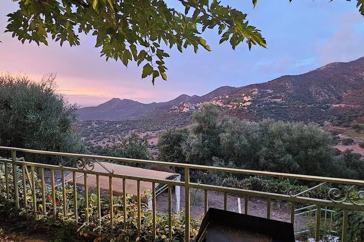 Location de vacances pour 8 personnes, avec terrasse et jardin à Occhiatana