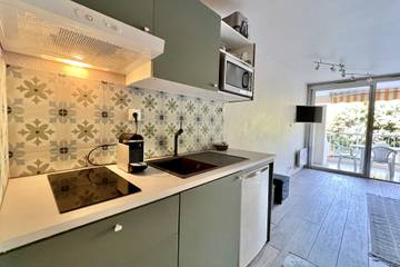 Gîte pour 4 personnes, avec piscine et balcon, adapté aux familles dans Plage de la Peguiere