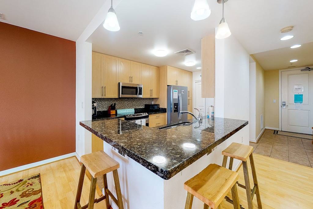 Ganze Wohnung, Stunning bay-view condo with Free Wifi, grills, pool, gym & balcony in Virginia Beach