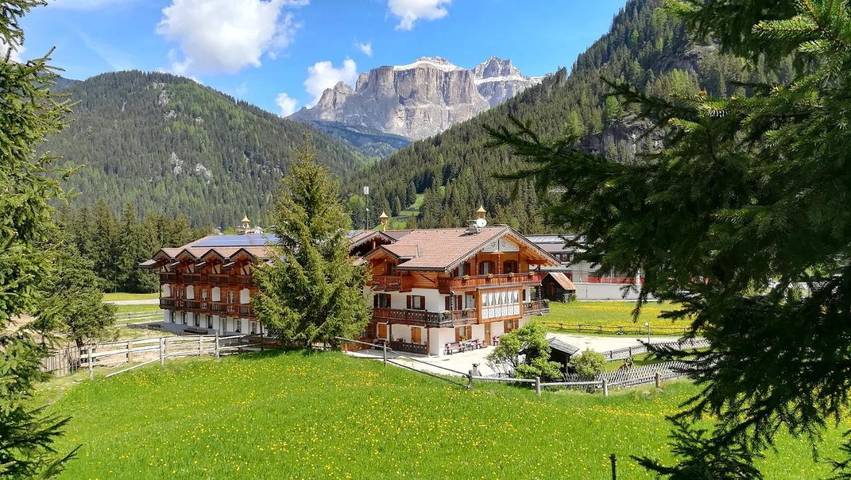 B&b per 2 persone, con Balcone e Terrazza nonché Giardino e Panorama a Canazei