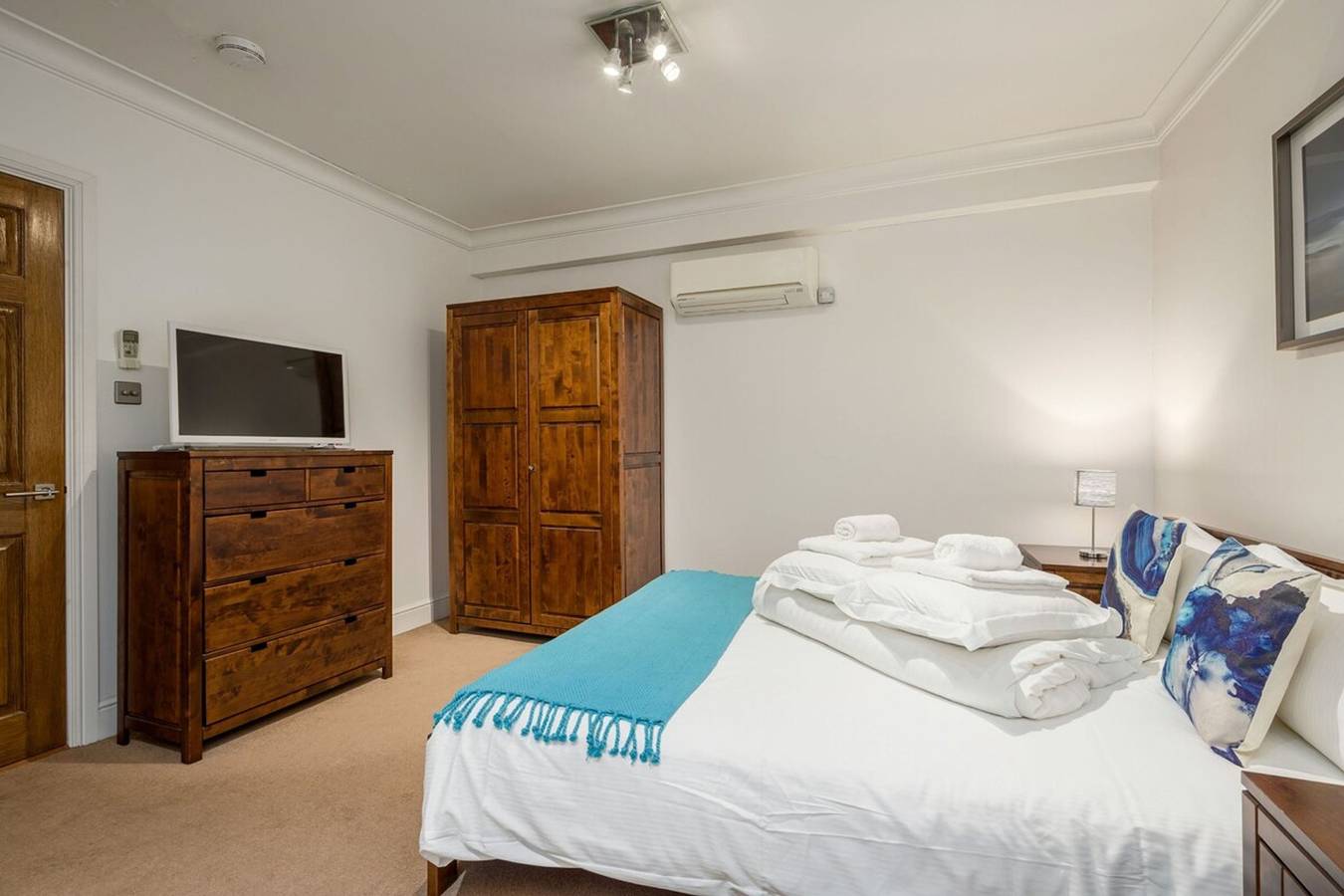 Entire apartment, 5Bg Top Floor Attic 1 Br sleeps 4 Balcony Aircon in Downtown, London