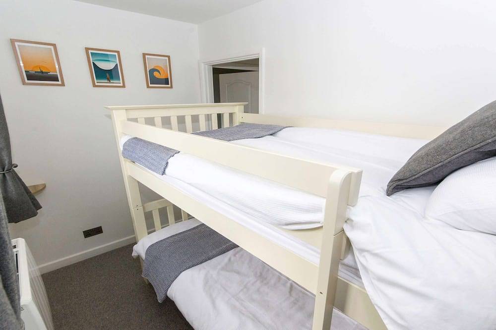 Oceanside | Sleeps 6 |Walk to Beach & Stylish in Croyde, Devon