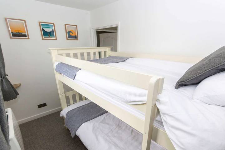 Oceanside | Sleeps 6 |Walk to Beach & Stylish in Croyde, Devon