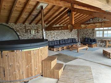 Gîte pour 6 personnes, avec sauna ainsi que jardin et jacuzzi dans Champdieu