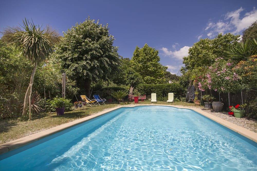 Secure heated swimming pool, air-conditioned apartment in villa 800 m from the sea in La Ciotat, Marsella region