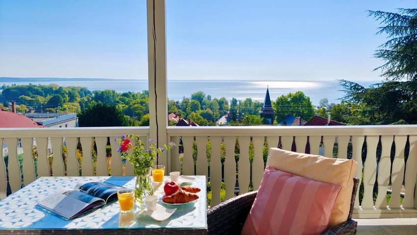 Ferienhaus für 4 Personen, mit Balkon und Terrasse sowie Garten und Seeblick in Balatonalmadi