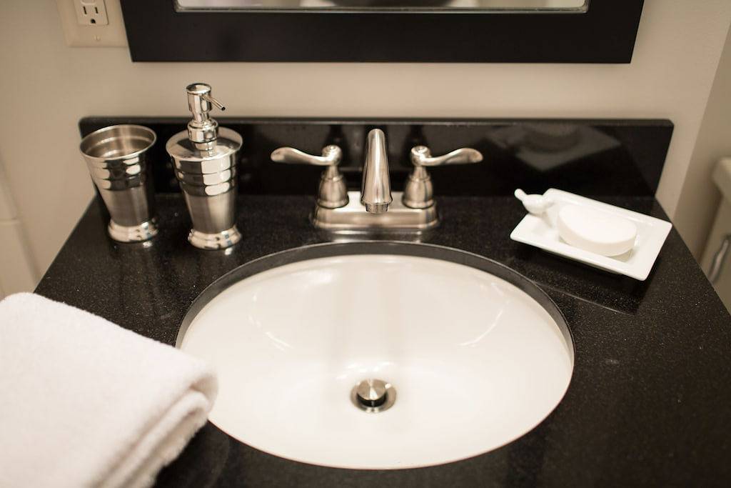 Ganze Wohnung, 1 Schlafzimmer, 2 Badezimmer, für maximal 4 Personen in Albemarle County