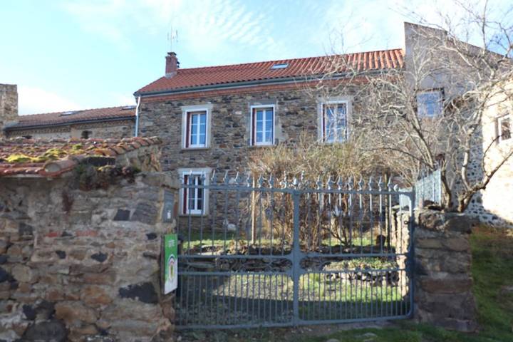 Location de vacances pour 6 personnes, avec terrasse et jardin à Blesle - 2