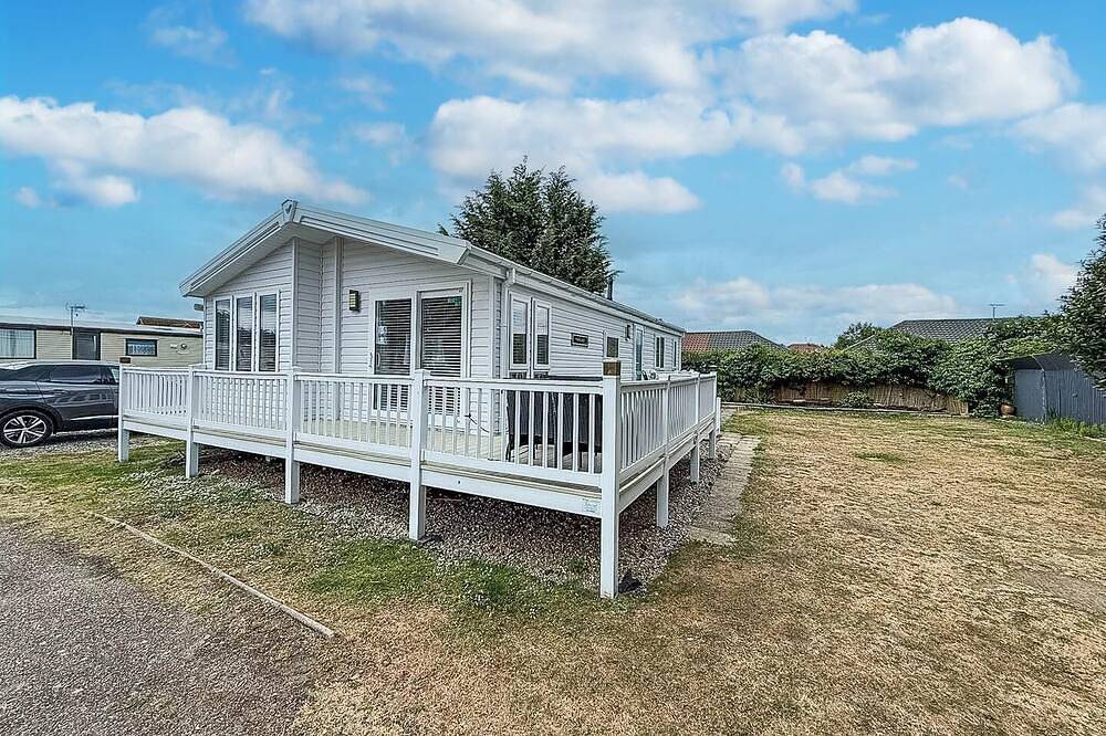Stunning 4 berth lodge with decking at Breydon Water in Norfolk in Burgh Castle, Great Yarmouth