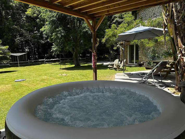 Gîte pour 6 personnes, avec sauna et jardin ainsi que terrasse et jacuzzi à Ledeuix