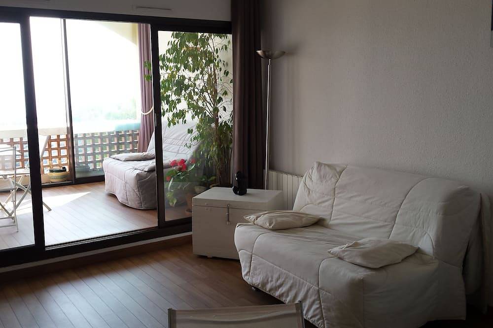 Appartement entier, Grand Studio 38 m2, vue mer, piscine, garage box privé in Cassis, Parc national des Calanques
