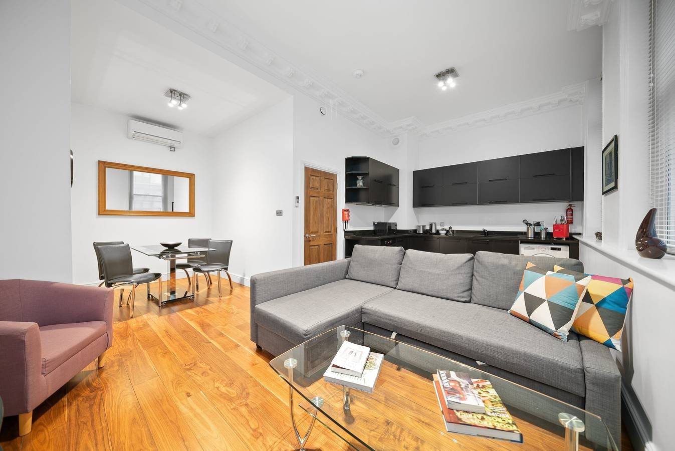 Entire apartment, 1Bg Former Embassy 1Br sleeps 4 with Air Con in Downtown, London