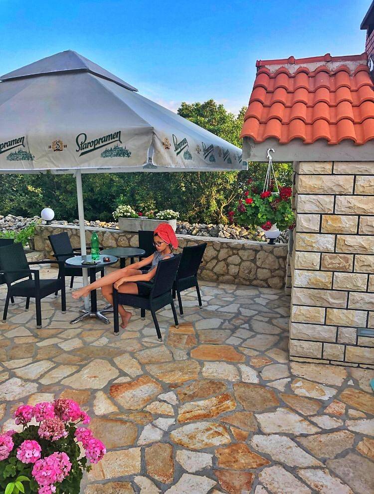 Ganze Wohnung, 2-Zimmer-Ferienwohnung mit Terrasse und Meerblick Maslenica, Novigrad A-12636-a in Maslenica, Zadar