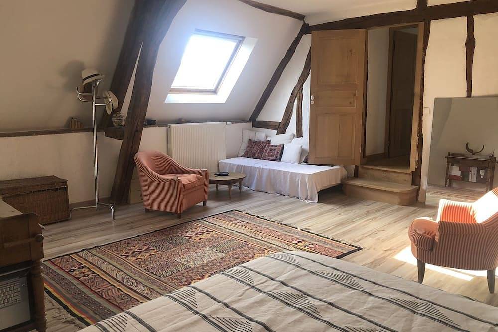 Longère bourguignonne restaurée avec piscine chauffée. in Toucy, Région d'Auxerre