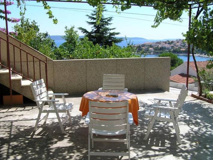 Ganze Wohnung, Wohnung mit Balkon und Meerblick in Okrug Gornji, Ciovo