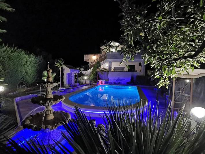 Gîte pour 10 personnes, avec jardin ainsi que vue et piscine à Racalmuto