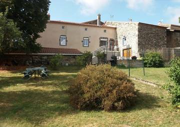 Gîte pour 4 personnes, avec terrasse ainsi que piscine et jardin, animaux acceptés dans le Puy-de-Dôme