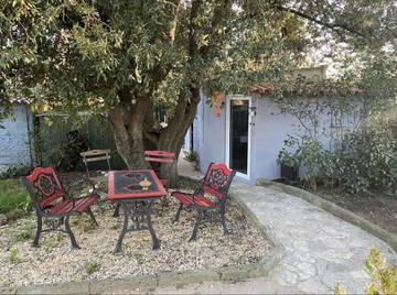 Gîte pour 2 personnes, avec terrasse et piscine ainsi que jardin et jacuzzi, animaux acceptés à Vers-Pont-du-Gard