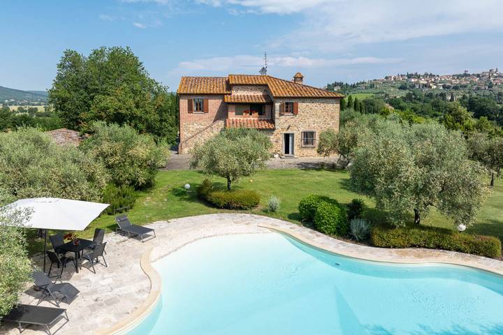 Villa pour 8 personnes, avec jacuzzi ainsi que balcon et jardin à Lucignano