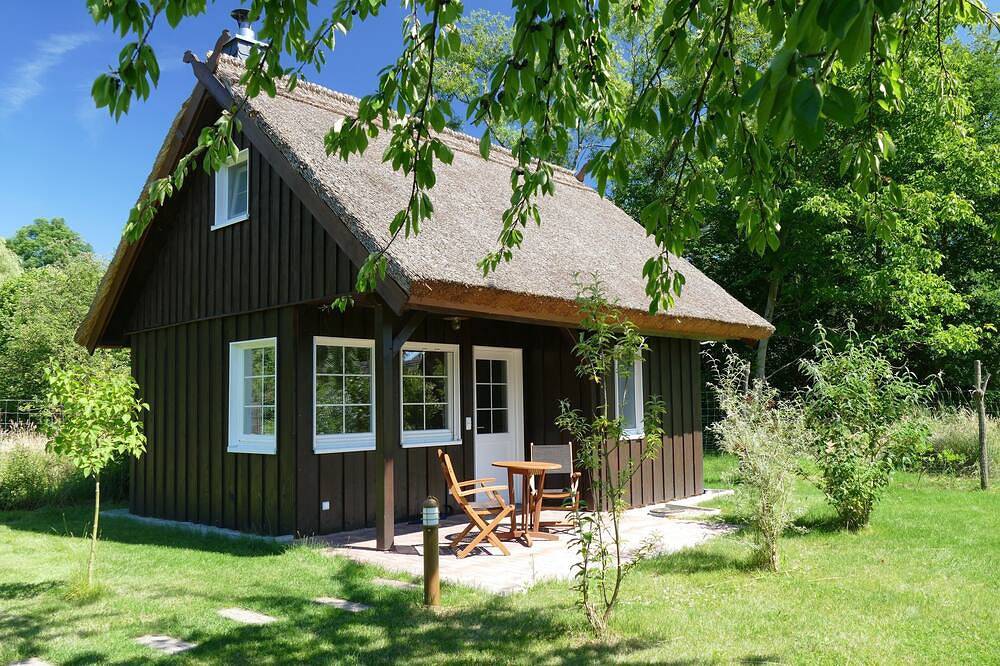 Das Bienenhaus:  Reetdachhäuschen mit Kamin auf großem Wassergrundstück in Lehde in Lehde, Lübbenau