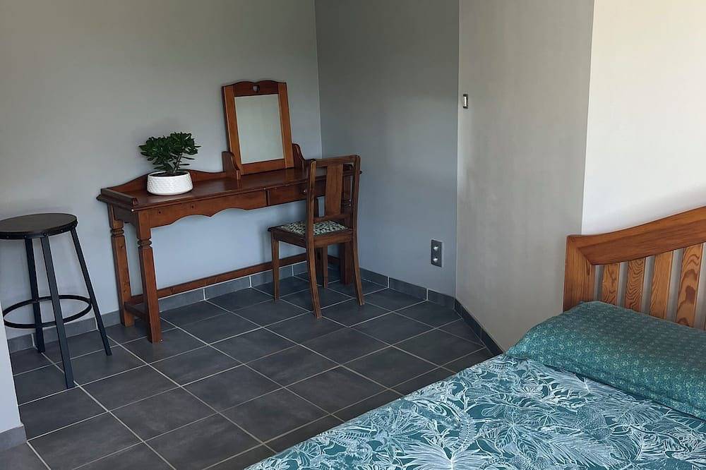 Studio indépendant en pleine nature, 1 chambre, 1 salon, 1 sdb in Essertines-en-Châtelneuf, Montbrison