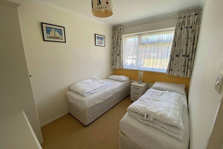 Bungalow 2 chambres idyllique en bord de mer avec de belles vues, Wifi gratuit inclus in Norton Green, Isle of Wight