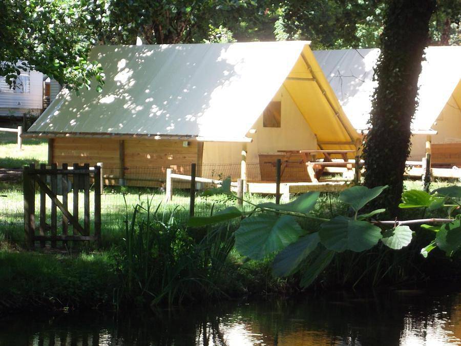 Flower Camping Beauchêne - Glamping tent 4 persons - Bungalow Amazone Standard 20m² / 2 bedrooms - terrace (no private bathroom) in Avrillé (Vendée), Vendée
