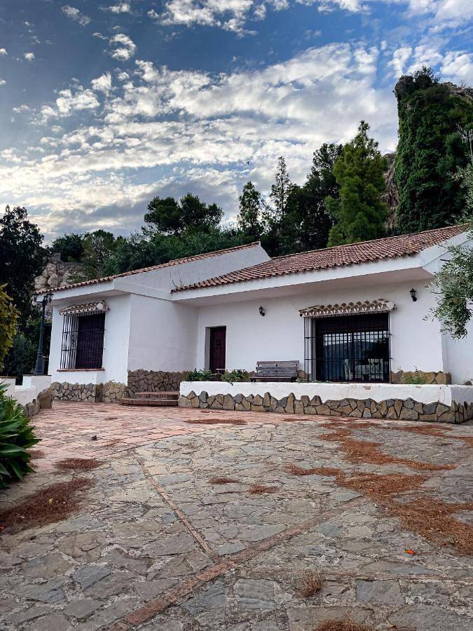 Casa rural para 6 personas, con vistas además de piscina y jardín, Se admiten mascotas en Zahara de la Sierra - 3