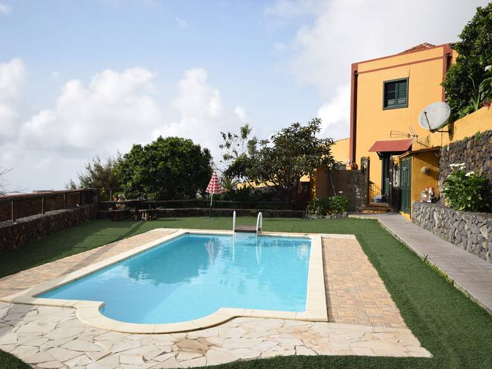 Gîte pour 4 personnes, avec Terrasse ainsi que Jardin et Piscine