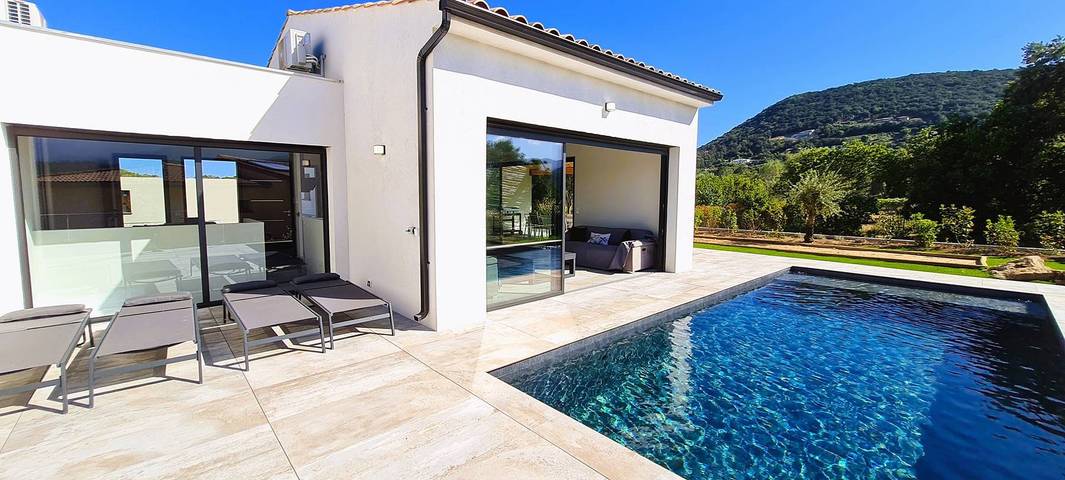 Gîte pour 8 personnes, avec jardin et piscine, adapté aux familles dans Plage de Pinarello - 3