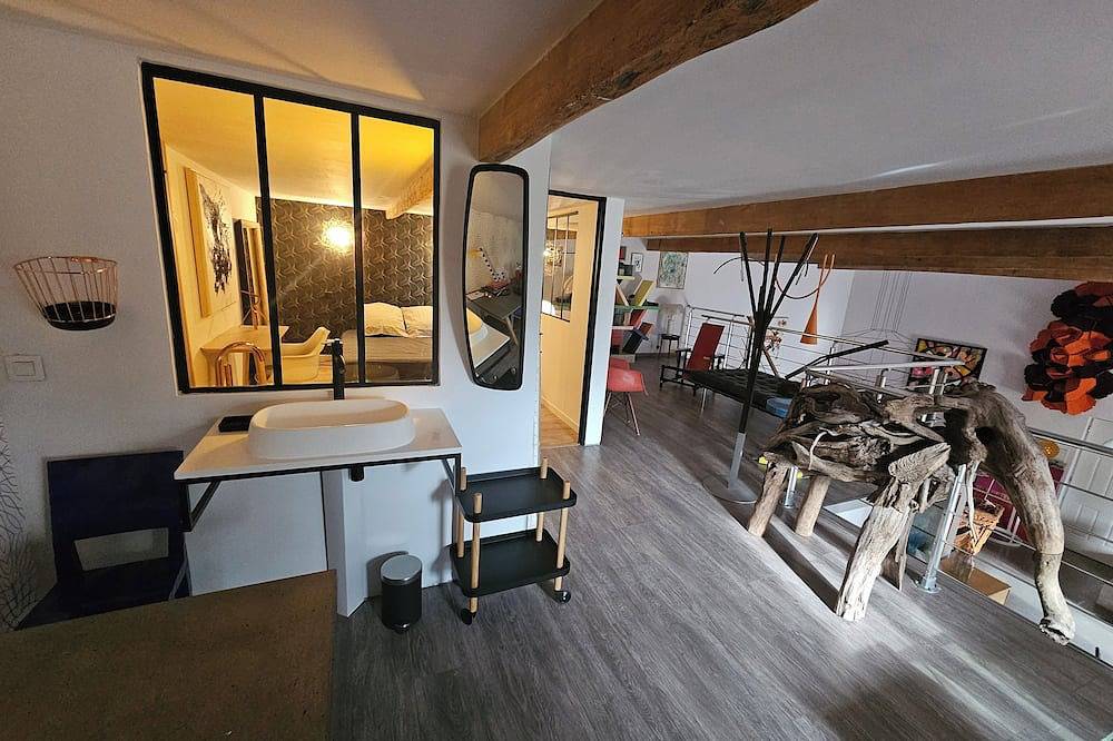 Entire apartment, Loft, Design collection, artist's studio, 15' from beaches and Montpellier center in Saint-Jean-de-Védas, Côte d'Améthyste