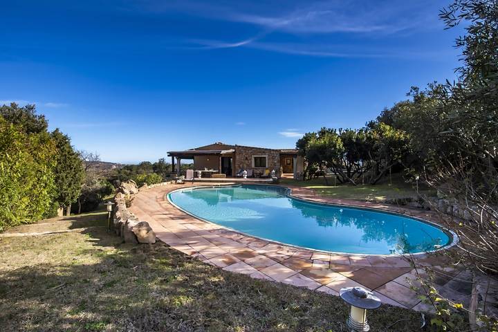 Casa vacanza per 10 persone, con vista oceano e terrazza nonché piscina a Cannigione
