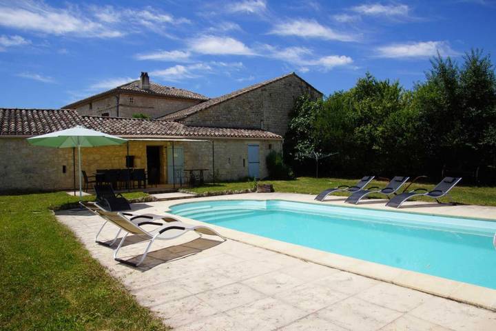 Gîte pour 8 personnes, avec terrasse ainsi que jardin et piscine