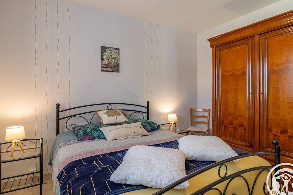Gîte cosy avec spa privatif, terrasse et parking, au cœur des vignobles du Layon, idéal pour couples. in Lys-Haut-Layon, Vallée de la Loire
