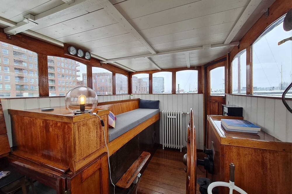 Charmante kapiteinshut op historisch schip De Hoop Amsterdam in Amsterdam Oost, Nederlandse kust
