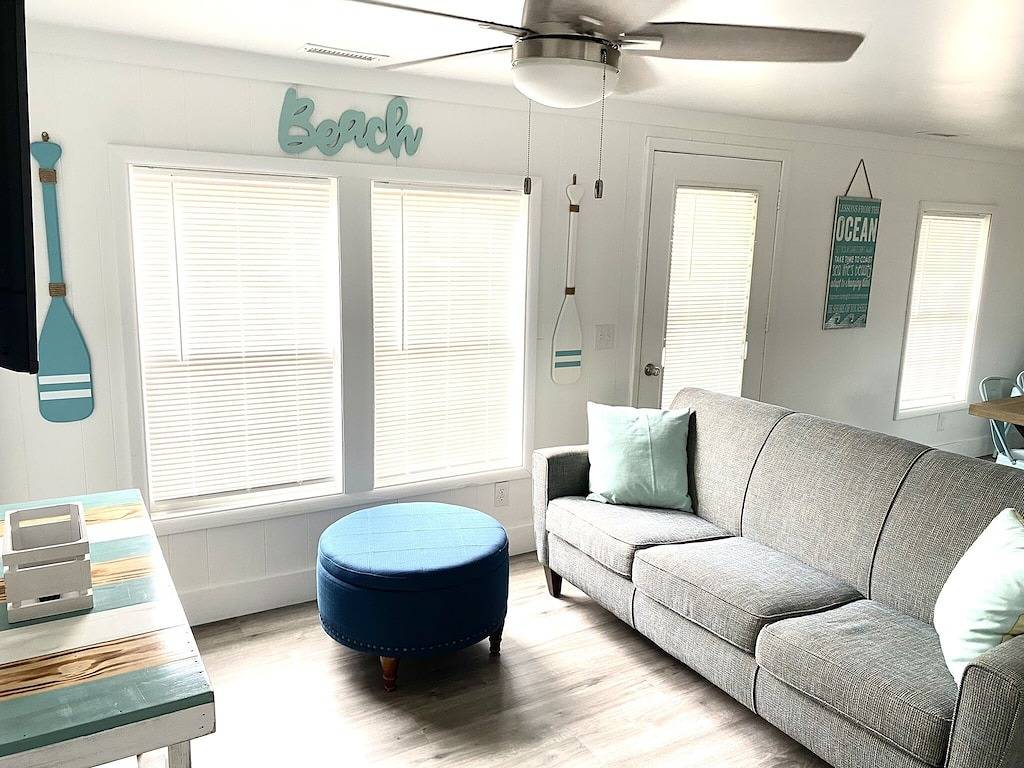 Beach House Cottage- 3 min to Beach - Remodeled, 2 screened in porches, big yard in Oak Island (NC), Brunswick County