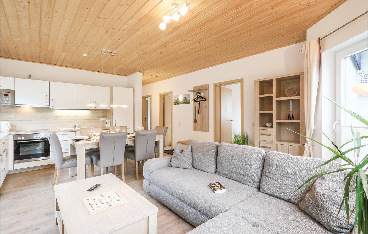 Gemütliche Wohnung mit Terrasse, Küche und Parkplatz in der Nähe von Freibad Strand in Altefähr, Stralsund Umland