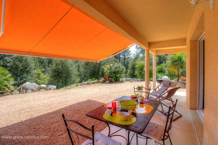 Gîte pour 2 personnes, avec Terrasse ainsi que Jardin et Vue à Levie