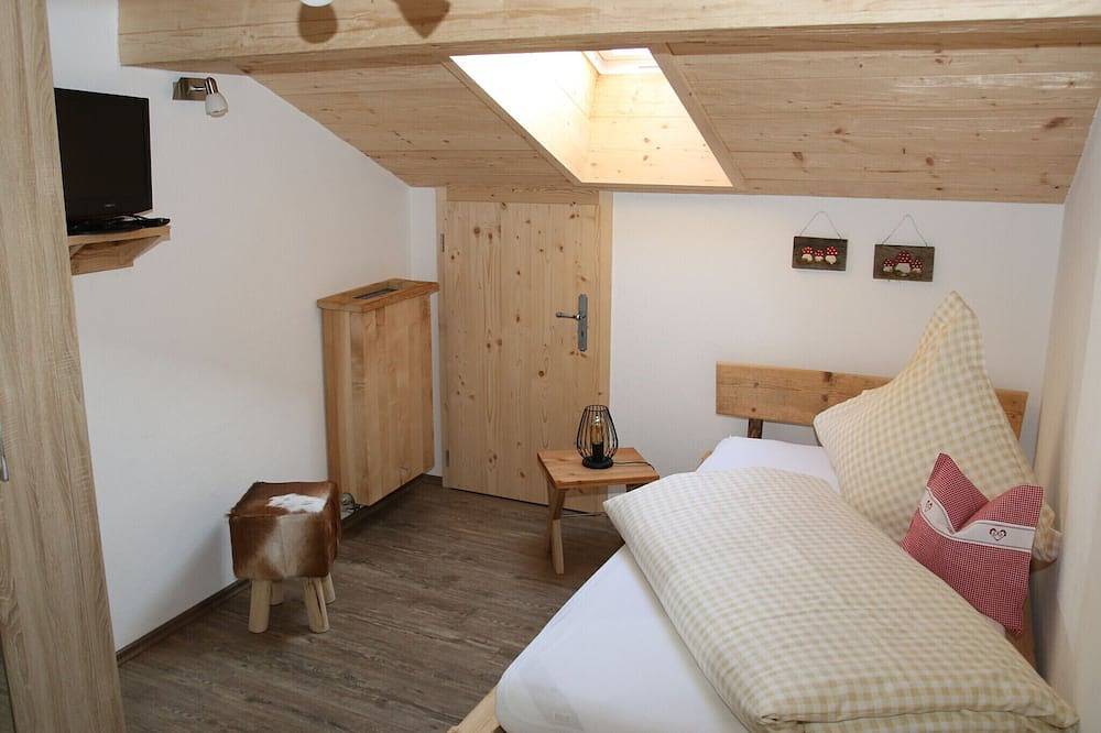 Ganze Wohnung, Ferienwohnung für 5 Personen, 1 Eltern- und 2 Kinderschlafzimmer, Balkon, 45 m² in Inzell, Bayerische Alpen