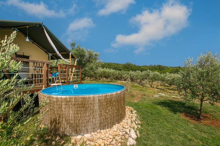 Tente pour 5 personnes, avec Terrasse et Jardin ainsi que Piscine et Vue dans Krk - 2