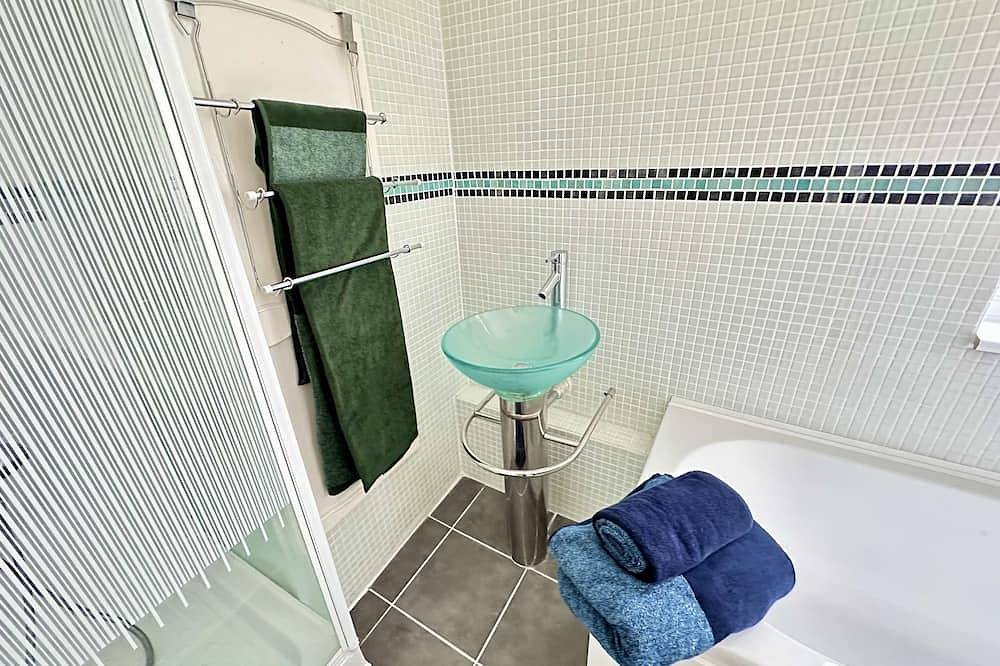 Spacious Three Bed House & Private Garden - New Brighton Beach & Promenade in Merseyside