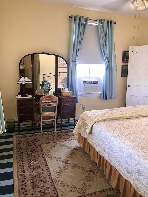 Ganze Wohnung, Historical Victorian 2 bedroom Flat 1 block from Beach Just Renovated! in Cape May, Cape May County