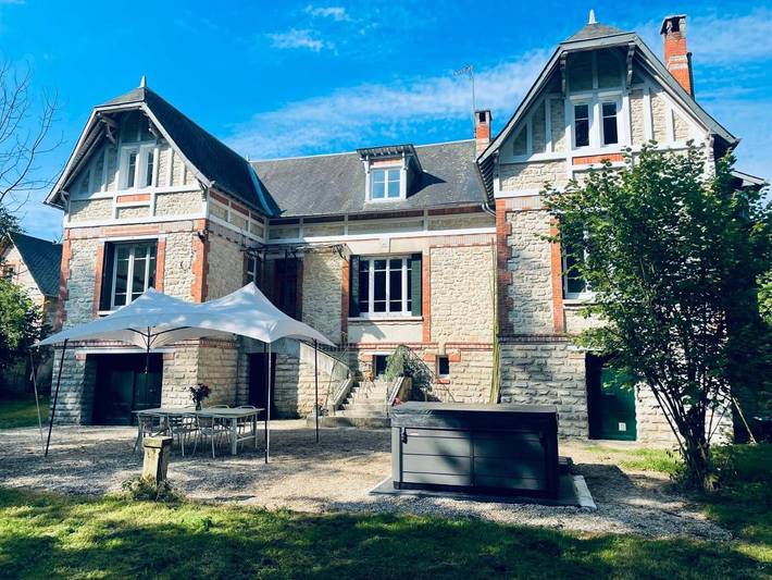Location de vacances pour 15 personnes, avec Jacuzzi ainsi que Terrasse et Jardin à Filain
