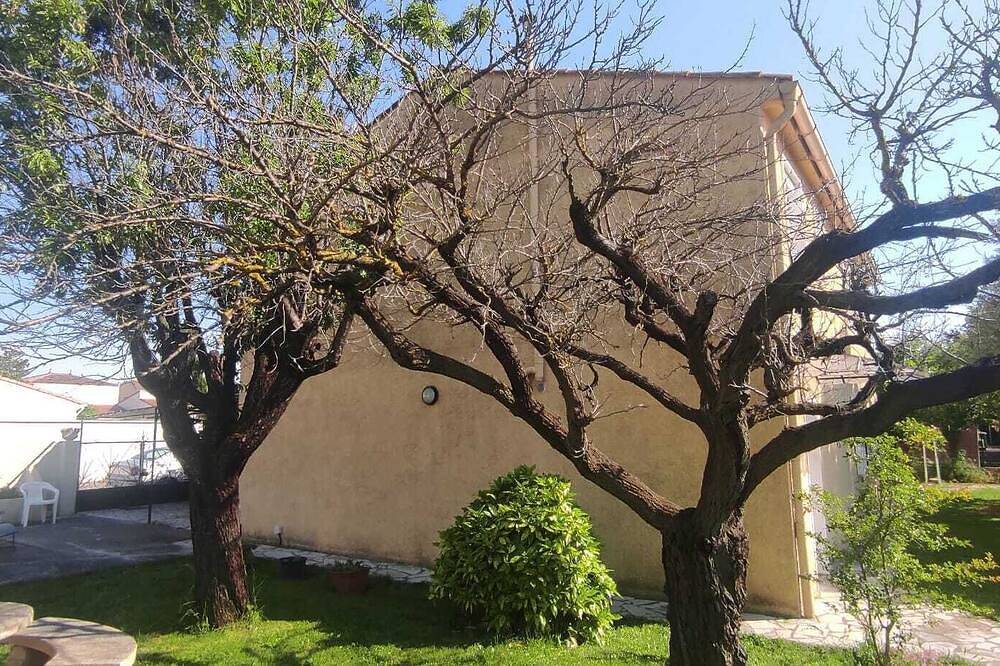 Entire apartment, Quiet apartment with separate bedroom overlooking wooded garden! in Teyran, Montpellier region