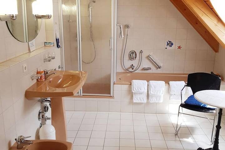 Apartamento entero, 94sqm vacation apartment in the attic WLAN National Park Northern Black Forest quiet location in Schönmünzach, Baiersbronn